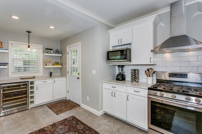 Building Photo - Fully remodeled Crown Heights BEAUTY!