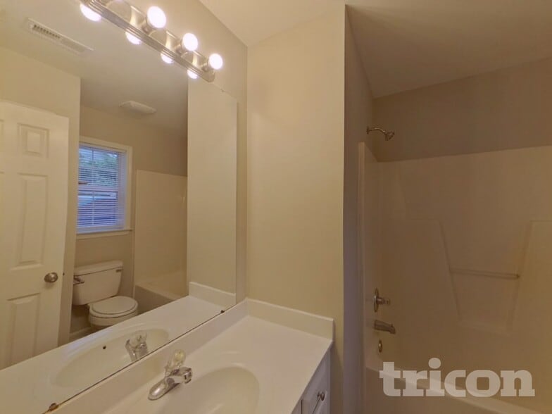 Building Photo - 140 Diamond Dr