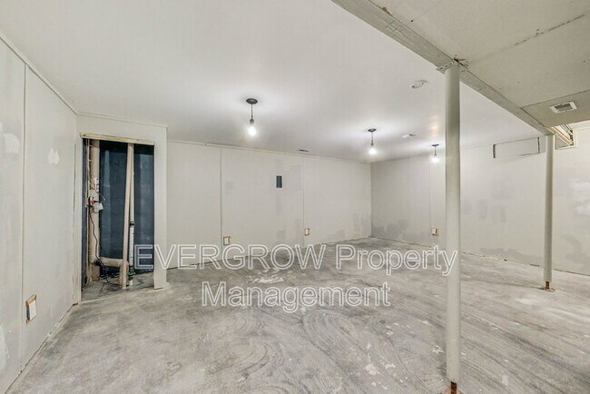 Building Photo - 1115 Spend a Buck Ct