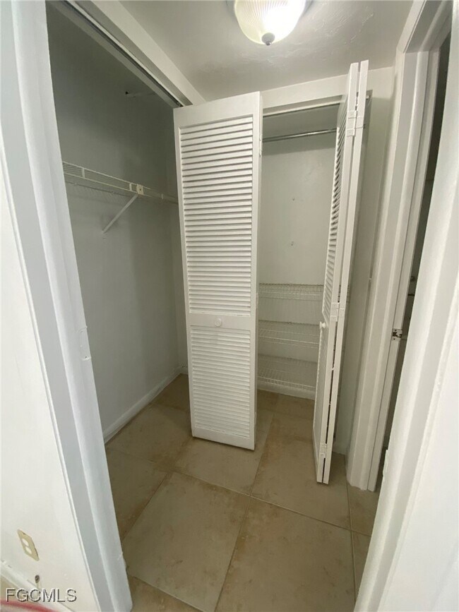 Building Photo - 910 SE 14th Terrace