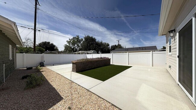 Building Photo - 1018 College Ave