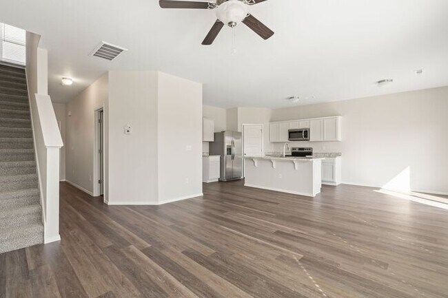 Building Photo - Discover Modern Living | Comfortable 3 Bedroom, 2.5 Bath Home with Upstairs Loft in Farmington