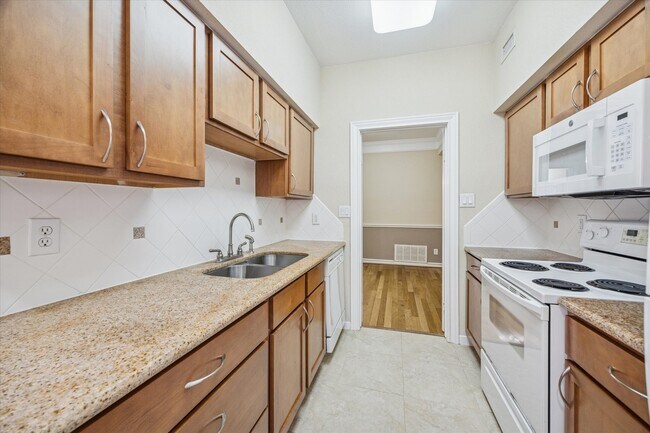 Building Photo - 2700 Revere St