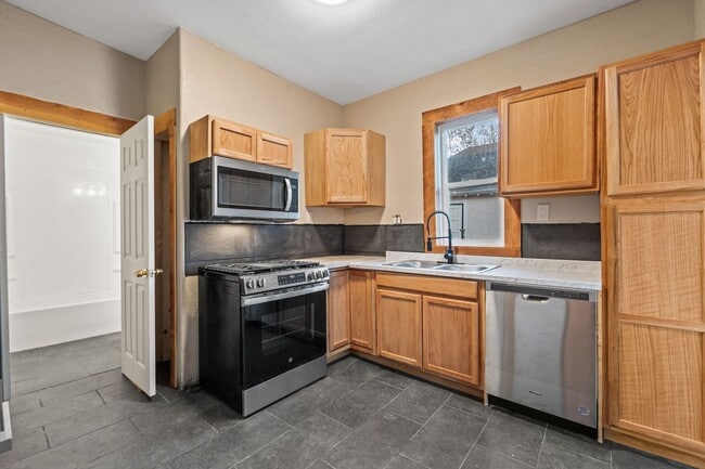 Building Photo - Classic Downtown Home