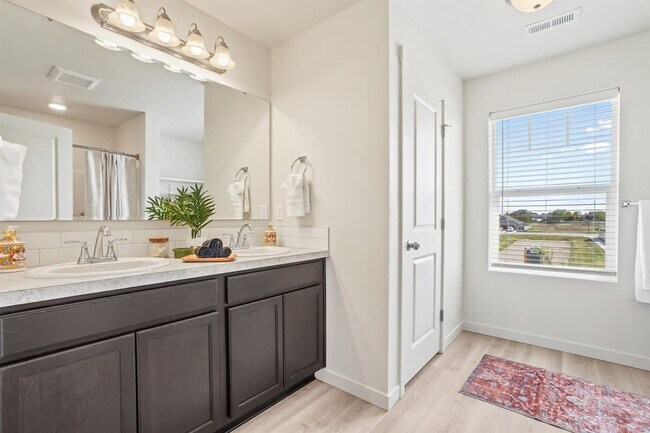 Building Photo - 10390 Crystal Ridge Dr