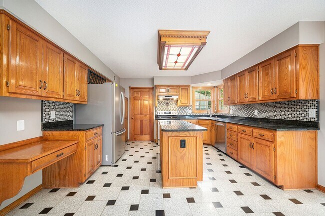 Building Photo - 4 Bed Home Premium Fixtures