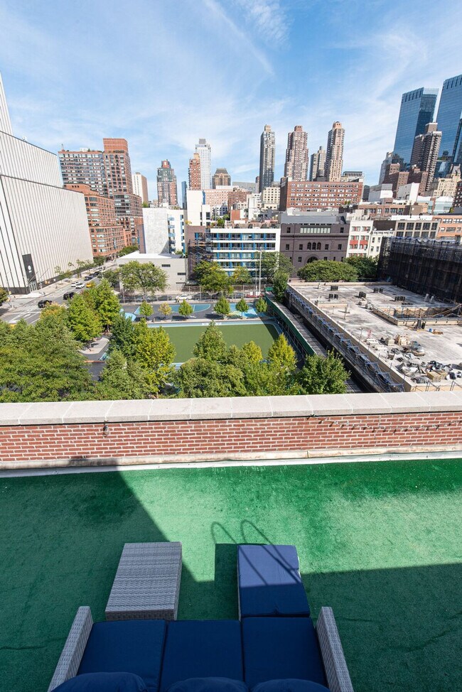 Building Photo - 735 10th Ave