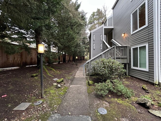 Building Photo - Cozy 2 Bed, 2 Bath Top Level Unit Complex