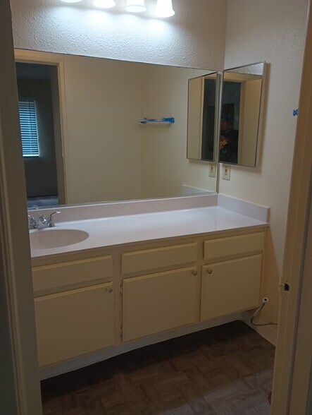 Building Photo - 200 W Chestnut St