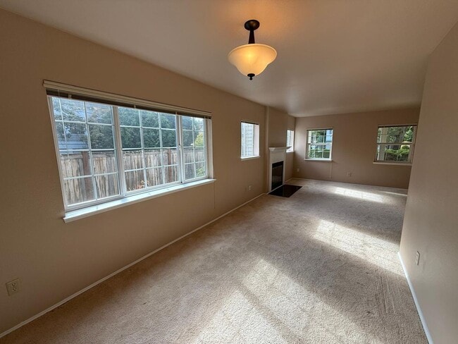 Building Photo - 3 Bed 2.5 Bath House In Leschi