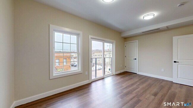 Building Photo - 2 Center St