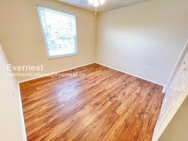 Building Photo - 3 Bed, 2.5 Bath Home with Fenced Yard & Garage / Pet-Friendly / Available Now!