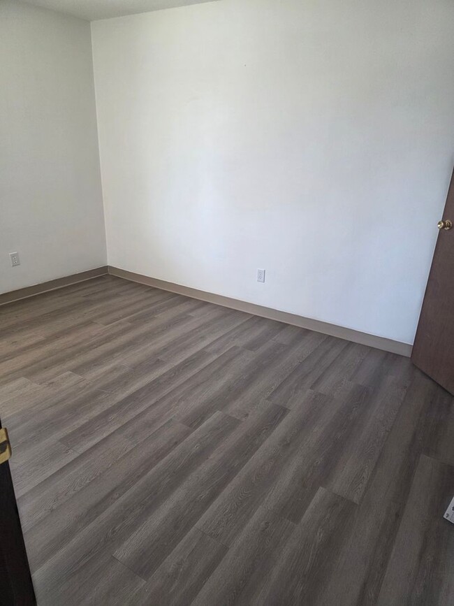 Building Photo - 1409 Belle Plaine