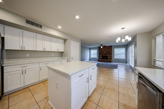 Building Photo - MOVE IN SPECIALS!! 5BD 3BA with Pool in We...