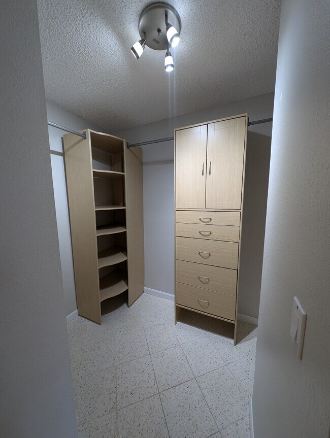 Building Photo - "Charming 2-Bed, 2-Bath Condo in Englewood...
