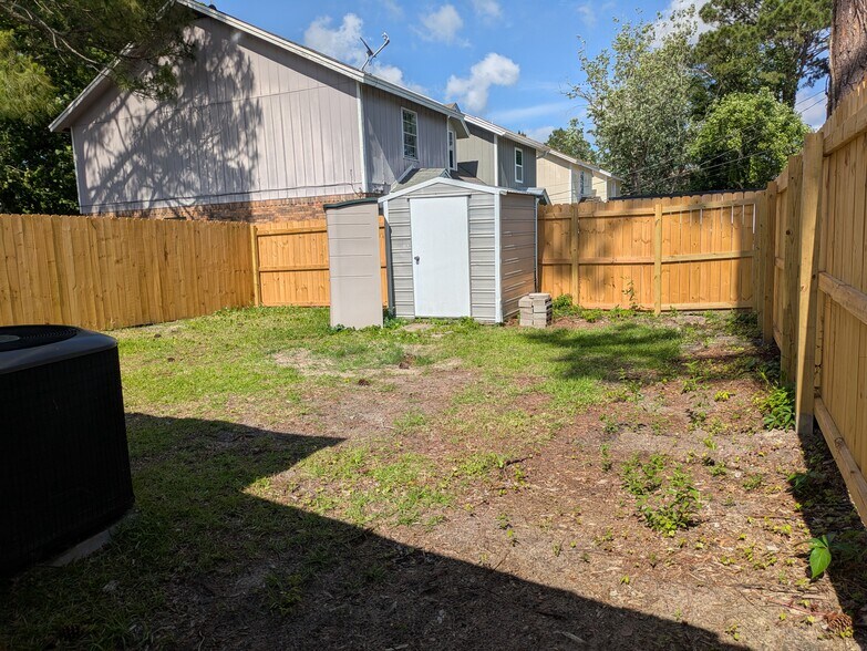 Building Photo - 1501 Green Acres Blvd