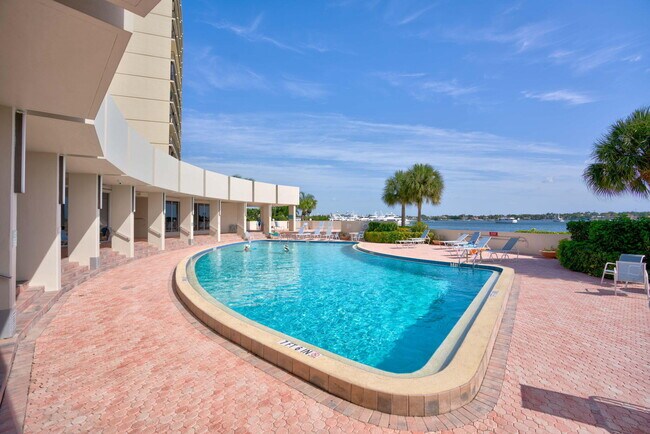 Building Photo - 136 Lakeshore Dr