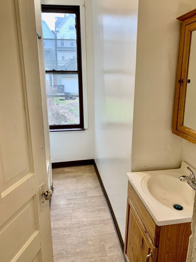 Building Photo - 4 Bed/ 2 Bath Large House in East Pittsburgh