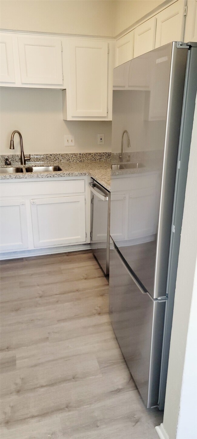 Building Photo - 702 Lyle W Ave