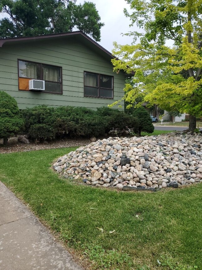 Building Photo - STUDENTS WELCOME! 4 Bed 2 Bath Single Fami...