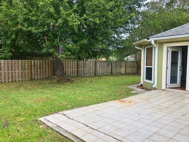 Building Photo - 3/2 home with a fenced in yard!