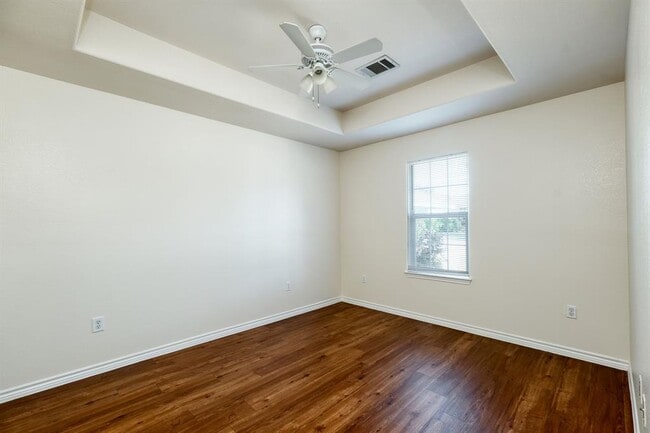 Building Photo - 108 Live Oak Cir