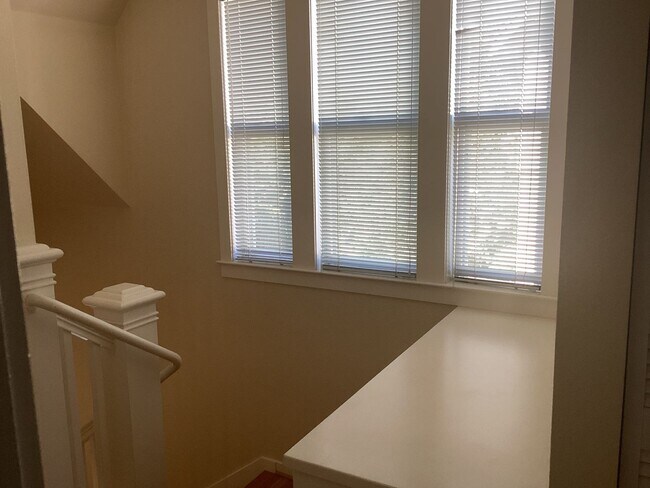 Building Photo - 204 Roosevelt Terrace