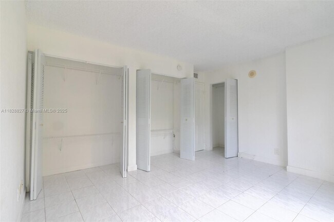 Building Photo - 17021 N Bay Rd