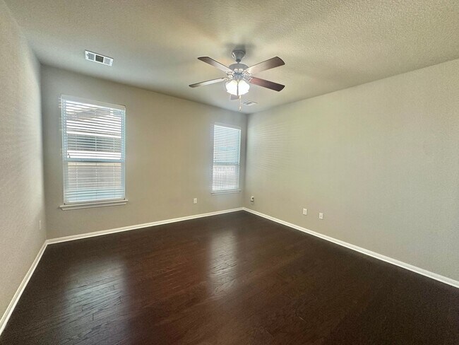 Building Photo - NEW MANAGEMENT IN ROUND ROCK TX!!!!!