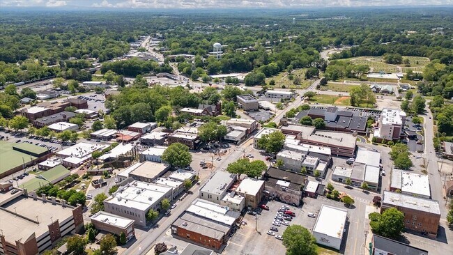 Building Photo - 541 N White St