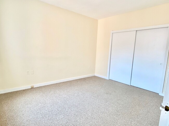 Building Photo - City Living!  Very Spacious 1 Bed 1 Bath W...