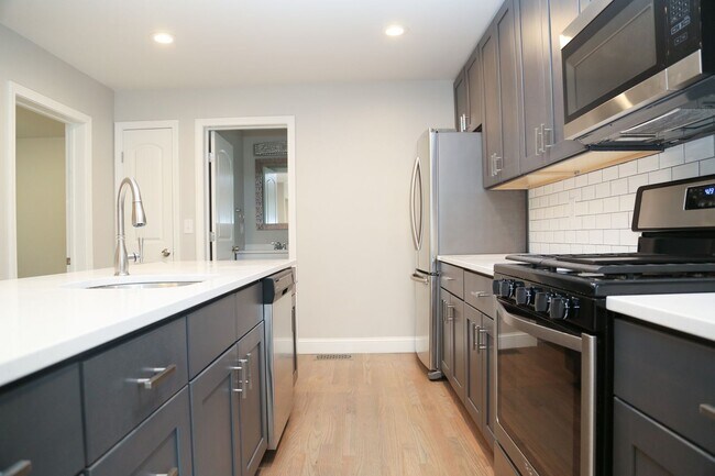 Building Photo - Newly Built 6br/3ba- Steps away from PC!