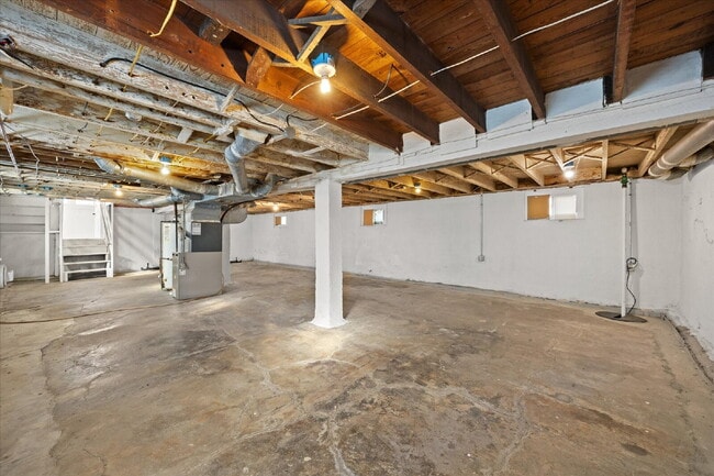 Building Photo - "Charming 3-Bed Haven with Hardwood Floors & 2 Full Baths in St. Louis!"  Hazelwood Schools.  Sec...