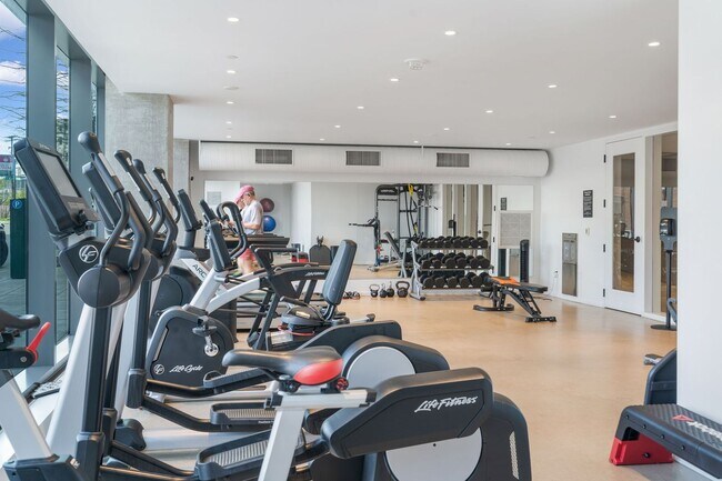 Building Photo - The Vista - 2 bed/2.5 bath Pearl District Condo w/parking/storage/concierge/most utilities/amenities