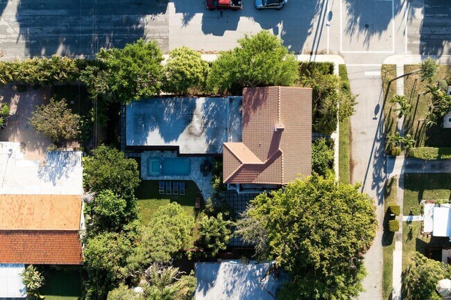 Building Photo - 1629 S Lakeside Dr