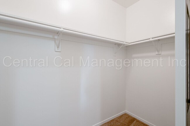 Building Photo - 3 Bedroom/2 Bath home located in the Desired Northwest - $2395 per Month!
