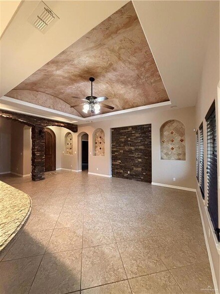 Building Photo - 1501 Granada Cir