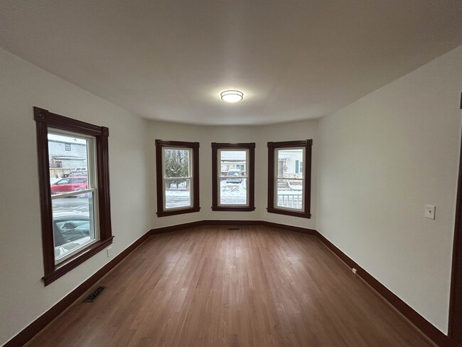 Building Photo - 6 1/2 Holmes St