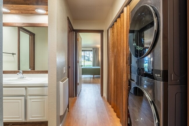 Building Photo - Spacious Snowcreek III Condo – Winter Rental