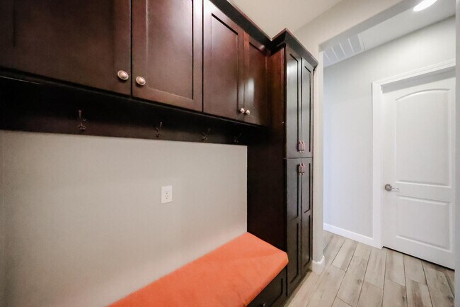 Building Photo - 1424 E Pedro Rd