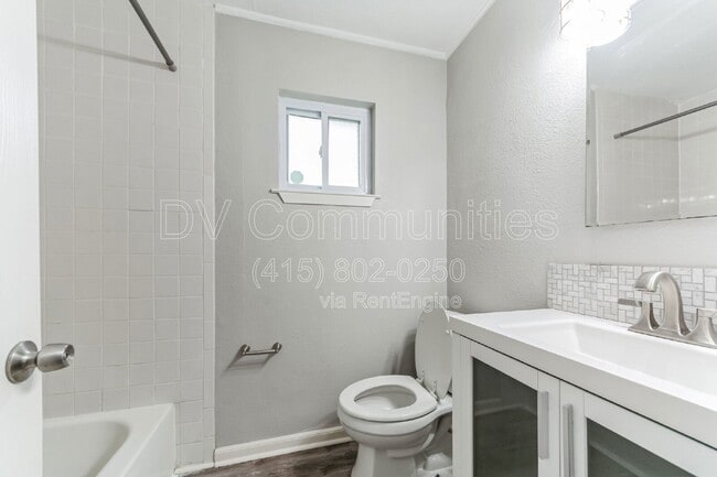 Building Photo - 700 Meadowglen Dr
