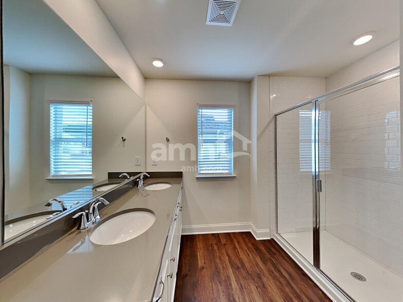 Building Photo - 868 Carnaby Ln