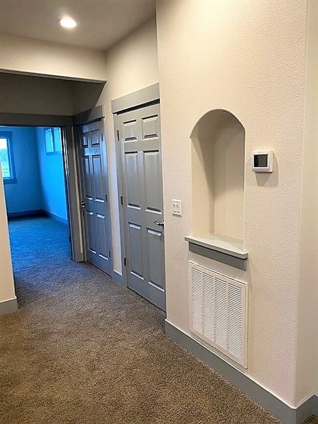 Building Photo - Lovely Home in New Community 10 min North of Redding!