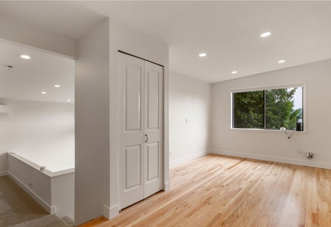 Building Photo - Elegant 4 bed home with Lake Sammamish Vie...