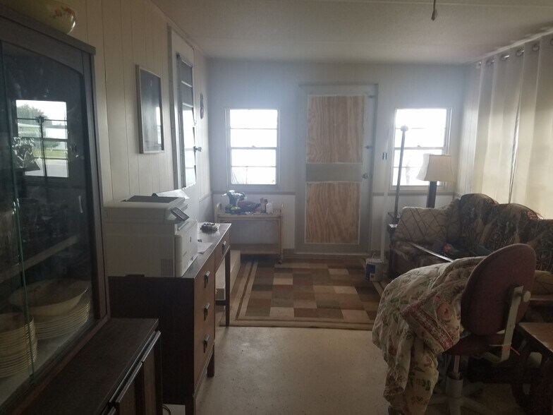 sun room - 30531 Francis St