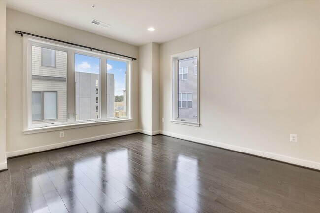 Building Photo - Luxury END-UNIT garage townhouse - 4BD/4.5BA!