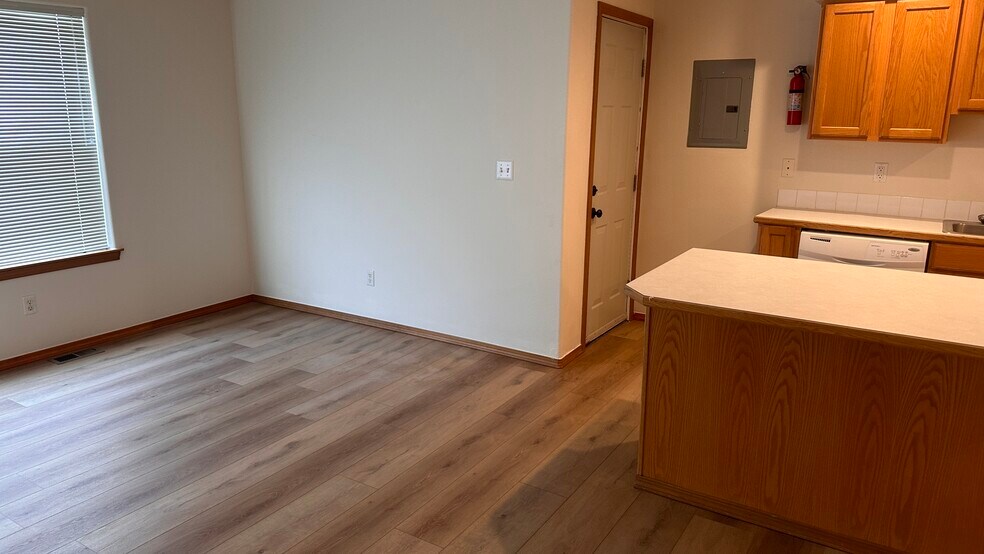 Building Photo - 1310 S Skyline Dr