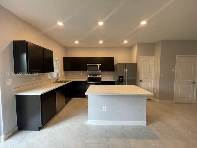 Building Photo - 1120 SW 7th Ct