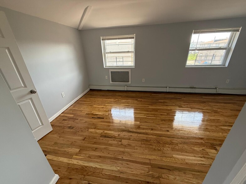 Building Photo - 4609 Beach Channel Dr