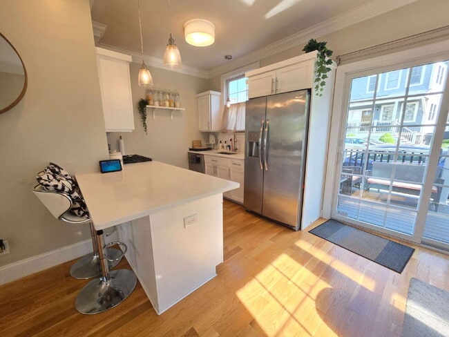 Building Photo - Spacious 3BR End-Unit Townhome with Finished Basement & Tandem Parking